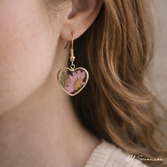 NEW Gold Pink Pressed Flower Heart Earrings Resin Floral Dangle Earrings NWT - Picture 3 of 3